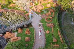 Un artisan réalise une sculpture à partir de racines de bambou dans la vieille ville de Hoi An, sous les yeux de nombreux visiteurs venus découvrir cet art original. Photo : nhandan.vn