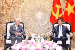 Le secrétaire du Comité central du Parti et chef de la Commission centrale d’organisation du Parti, Nguyen Duy Ngoc (droite) et Tanaka Akihiko, président de l’Agence japonaise de coopération internationale (JICA). Photo: VNA