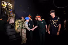 Les dirigeants du Département des opérations de maintien de la paix du Vietnam et de l'Académie de médecine militaire 103 félicitent le personnel de l’Hôpital de campagne de niveau 2 n°6 pour l'achèvement de sa mission internationale. Photo : VNA