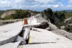 Une route endommagée à la suite du séisme survenu près de la ville de General Santos, aux Philippines, le 9 juin 2026. Photo : Xinhua/VNA