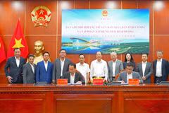 Cérémonie de signature du partenariat stratégique entre la province de Cà Mau et le Pacific Construction Group. Photo: VNA