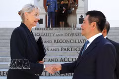 Le vice-président de l’Assemblée nationale (AN) du Vietnam, Nguyen Hong Dien, et la vice-présidente de l’Assemblée nationale sud-africaine, Annelie Lotriet. Photo: VNA