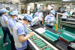 Production de cartes de circuits imprimés chez la compagnie Katolec Vietnam dans la zone industrielle de Quang Minh, commune de Quang Minh. Photo : hanoimoi.vn