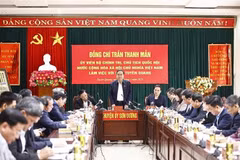 Le président de l'Assemblée nationale (AN), Trân Thanh Mân, travaille avec la permanence du Comité provincial du Parti de Tuyên Quang. Photo: VNA