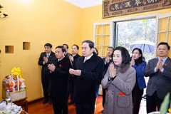 Le président de l’Assemblée nationale, Tran Thanh Man, rend hommage au Président Ho Chi Minh à la Maison 67, au sein du site historique du Palais présidentiel. Photo: VNA