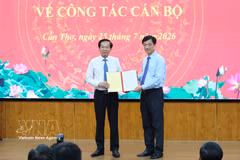 Nguyen Duy Ngoc, membre du Bureau politique, secrétaire du Comité central et chef de la Commission centrale d’organisation du Parti communiste du Vietnam (PCV) (droite), remet la décision du Bureau politique à Le Quang Tung, nouveau secrétaire du Comité provincial du Parti d’An Giang pour le mandat 2025-2030. Photo: VNA