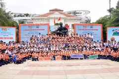 Les enfants du Vietnam, du Laos et du Cambodge participent au 8e Festival des enfants du Vietnam, du Laos et du Cambodge, placé sous le thème « Les Bras de l'amitié ». Photo: VNA