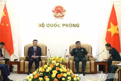 Le général de corps d’armée Nguyen Van Hien (droite), vice-ministre vietnamien de la Défense, a reçu le 19 août à Hanoï, Lyu Wuqin, ministre assistant chinois de la Sécurité publique, en visite de travail au Vietnam. Phoo: VNA