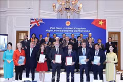 Le SG To Lam assiste à la remise des accords de coopération Vietnam – Royaume-Uni. Photo: VNA