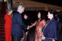 Le roi Philippe et la reine Mathilde de Belgique arrivent à Hanoï pour une visite d'État au Vietnam. Photo: VNA