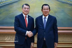 Le Premier ministre Le Minh Hung (gauche) rencontre le président du Parti du peuple cambodgien et du Sénat Hun Sen. Photo: VNA