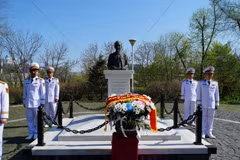 Cérémonie d'offrande de fleurs devant le buste du Président Ho Chi Minh à Vladivostok, en Russie. Photo : VietnamPlus