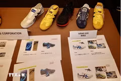 Des produits authentiques et contrefaits sont exposés lors d'un événement sur la protection de la propriété intellectuelle entre le Vietnam et le Japon. Photo : VNA