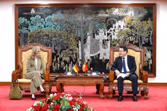 Le vice-ministre des Finances, Tran Quoc Phuong, et Christiane Laibach, membre du Conseil d’administration du groupe KfW. Photo: mof.gov.vn