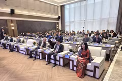Trente-neuf grandes entreprises et groupes majeurs de Shanghai ont participé à une rencontre de promotion de l’investissement présidée par Tran Duy Dong, le 16 avril. Photo: VNA