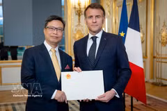 L’ambassadeur du Vietnam en France, Trinh Duc Hai, présente ses lettres de créance au président français, Emmanuel Macron (25 mars 2026). Photo : VNA
