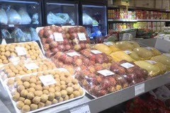 Des fruits frais vietnamiens présentés dans les supermarchés en France. Photo: VNA