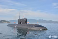 Une escadre de la Marine russe, placée sous le commandement du colonel Evgeny Nikolaevich Limonov, est arrivée, dans la matinée du 26 juillet, au Port international de Cam Ranh. Photo: qdnd.vn