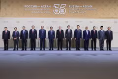 Le Premier ministre Le Minh Hung participe au Sommet commémorant le 35e anniversaire des relations ASEAN–Russie. Photo: baovanhoa.vn