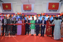 Cérémonie d'ouverture du stand du Vietnam au Salon international du commerce de l’Uttar Pradesh. Photo: VNA