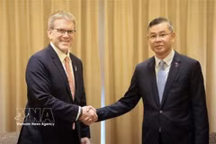 Le ministre des Finances Ngo Van Tuan (droit) et Dean Thompson, directeur principal chargé des relations gouvernementales mondiales de The Coca-Cola Company. Photo: VNA