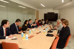 La délégation de la Commission de la Culture et des Affaires sociales de l’Assemblée nationale du Vietnam travaille avec l’Autorité de régulation de la communication audiovisuelle et numérique (ARCOM). Photo: VNA