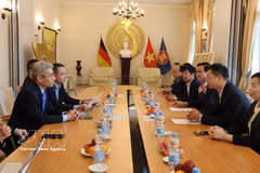 Les deux parties échangent leurs points de vue sur la situation de la coopération en matière d'investissement et les relations d'affaires entre Bac Ninh et ses partenaires allemands. Photo : VNA