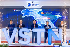Le Groupe des postes et des télécommunications du Vietnam (VNPT) a officiellement mis en service et exploité ce lundi après-midi la ligne de câble terrestre VSTN. Photo: VNA