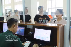 Des gardes-frontières à Tan Thanh (province de Lang Son) saisissent les données des passagers à l'entrée et à la sortie. Photo : VNA