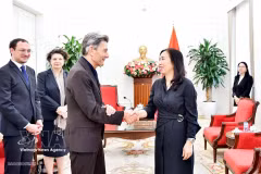 La vice-ministre Le Thi Thu Hang a reçu le député Rolf Mützenich, membre de la Commission des affaires étrangères du Bundestag, à l’occasion de sa visite de travail au Vietnam. Photo: VNA