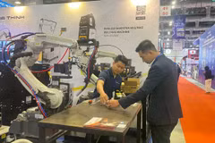 Visiteurs à l'exposition des industries auxiliaires qui s'est tenue récemment à Hô Chi Minh-Ville. Photo: VNA