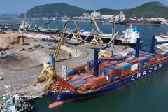 Chargement et déchargement de conteneurs importés au port international de Nghi Son, quartier de Nghi Son, province de Thanh Hoa. Photo : VNA