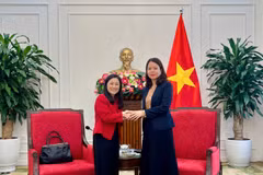 La vice-ministre des Affaires étrangères Nguyen Minh Hang (droite) et l'ambassadrice des États-Unis au Vietnam, Jennifer Wicks. Photo: ministère des Affaires étrangères