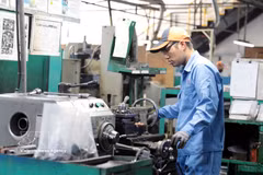 La chaîne de production de la compagnie Cosmot 1 Technology fonctionne de manière stable, répondant à la demande du marché et créant des emplois pour les travailleurs locaux. Photo : VNA
