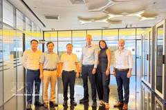 L’ambassadeur du Vietnam en Israël, Nguyen Ky Son (3e à partir de la gauche), et le professeur Yuval Elovici (3e à partir de la droite), directeur du Centre de recherche en cybersécurité de l’Université Ben-Gourion du Néguev (BGU), posent pour une photo commémorative. Photo : VNA