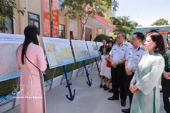 Visiteurs à l'exposition intitulée « Hoang Sa, Truong Sa – Mers et îles sacrées ». Photo : VNA
