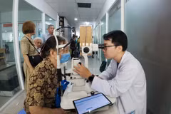 Au siège du Comité populaire du quartier de Xuan Hoa, des médecins des hôpitaux de Dermatologie et d’Ophtalmologie de Saïgon, en collaboration avec le centre de santé local, ont examiné 250 personnes âgées. Photo: VNA