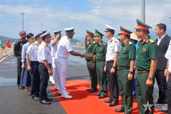 La délégation du navire INS Sagardhwani de la Marine indienne est accueillie par le colonel Nguyen Minh Lanh, chef d’état-major adjoint de la Région navale 4. Photo: qdnd.vn
