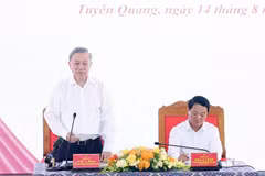 Le secrétaire général du Parti, Tô Lâm, travaille avec la permanence du Comité provincial du Parti de Tuyên Quang. Photo: VNA 