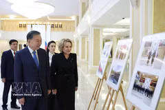 Le secrétaire général du Parti et président vietnamien, To Lam, et la présidente du Conseil de la Fédération de Russie, Valentina Matvienko, visitent une exposition de photos sur les relations entre les deux pays. Photo : VNA
