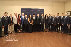 Le vice-Premier ministre Nguyen Van Thang et la délégation vietnamienne posent pour une photo avec des professeurs américains. Photo : VNA