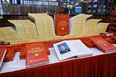 Présentation du livre « La force de la nation vietnamienne dans l’œuvre d’édification et de défense de la Patrie », de l’ancien président de la République, le général d’armée Luong Cuong. Photo: VNA
