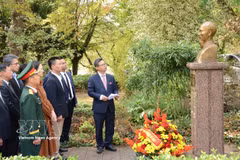 L’ambassade du Vietnam et les représentations vietnamiennes en France ont rendu hommage au Président Hô Chi Minh, le 31 août à Montreuil. Photo: VNA