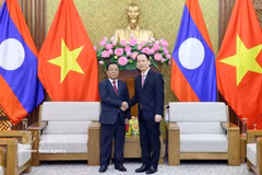 Le ministre vietnamien de la Justice Hoang Thanh Tung (droite) et le vice-Premier ministre et ministre lao de la Justice, Khampane Phommathat. Photo: VNA