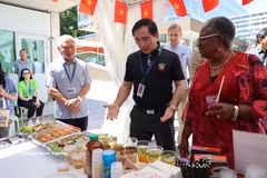 Le stand du Vietnam séduit les visiteurs à l'Open Day 2026 de l'OMC