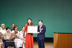 La Vietnamienne Le Thuong, présidente de l'Association vietnamienne de la région du Kansai, a reçu le Global Citizen Awards décerné par l'Association internationale pour la promotion de l'amitié. Photo: VNA