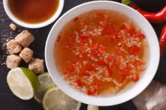 La sauce vietnamienne au sauce de poisson, à l’ail et au piment figure au troisième rang du classement des 34 meilleures sauces du monde établi par TasteAtlas, avec une note de 4,3/5. Photo: Shuttlestock