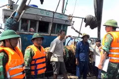 Les gardes-frontières de Quang Tri sensibilisent activement les pêcheurs au respect de la réglementation en matière de pêche INN. Photo : VNA