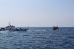 Le commandement de la Région 4 de la Garde côtière vietnamienne, basé dans la province de Cà Mau (Sud), a pris des mesures drastiques pour lutter contre la pêche INN. Photo: VNA