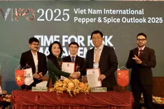 L'Association du poivre et des épices du Vietnam (VPSA) signe un accord de coopération avec l'Association chinoise des épices lors de la conférence. Photo : VNA 